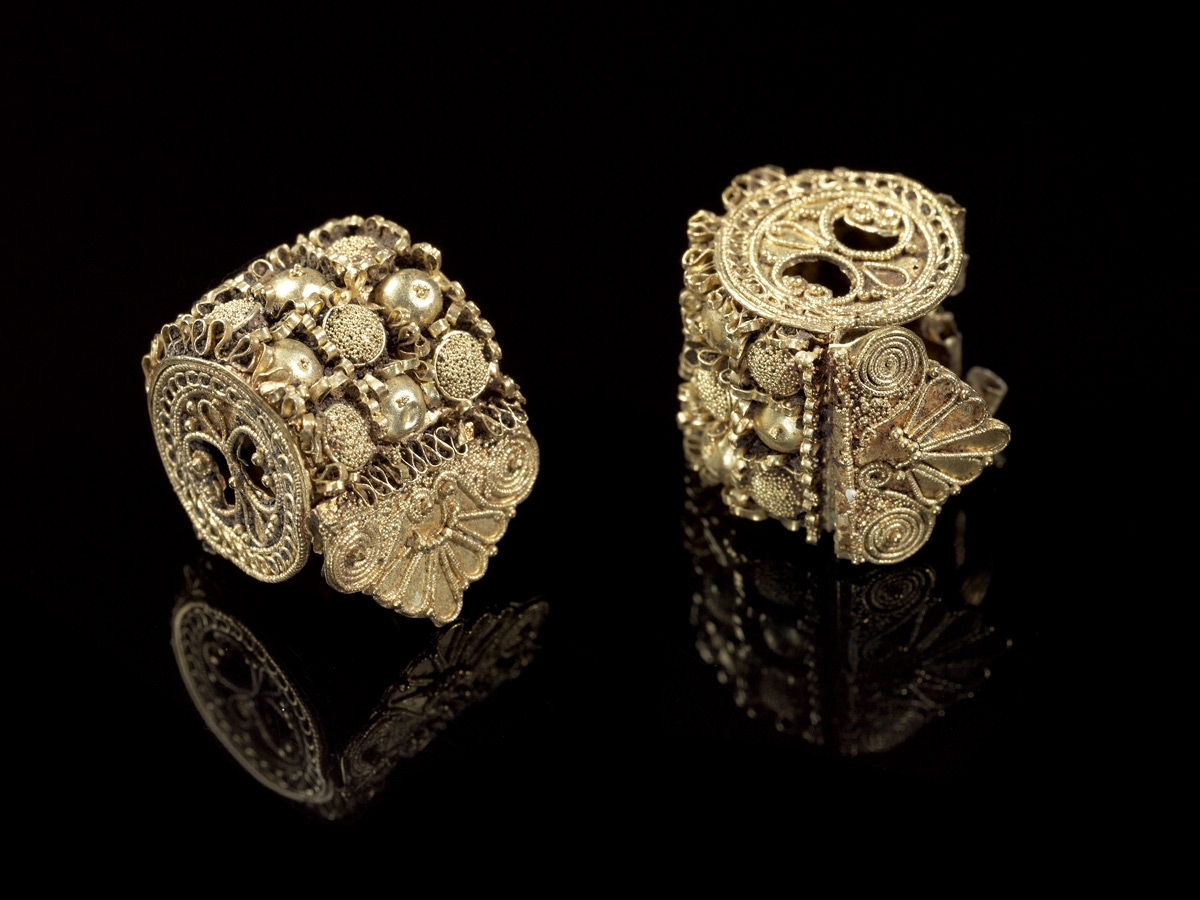 Λεζάντα: Σκουλαρίκια από τους τόπους της Ετρουρίας, 5ος αιώνας π.Χ.