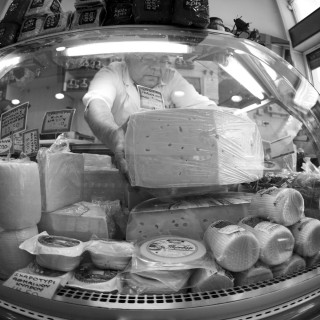 Η φέτα της Χήρας στον Πειραιά που τρελαίνει όλη την Αττική