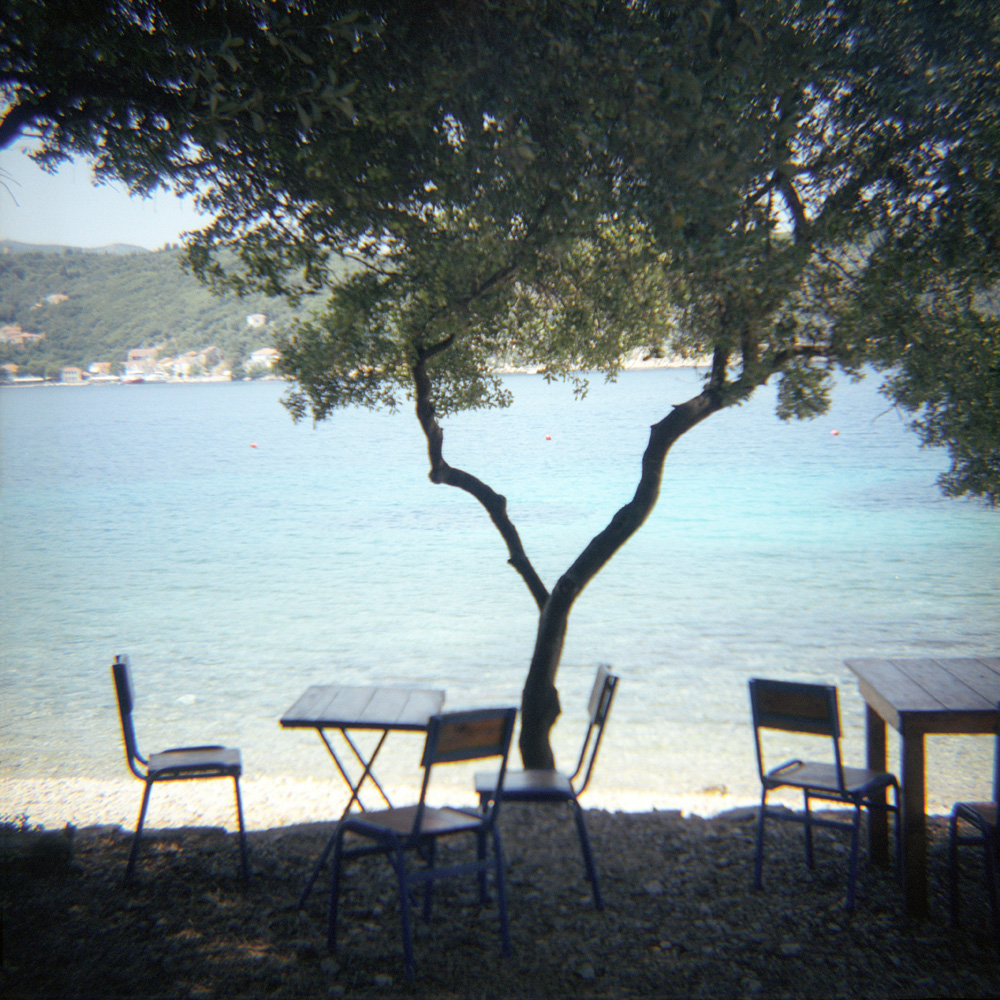Τραπέζια στο κύμα, Ιθάκη 2004 (φωτ: Αναστασία Βουτυροπούλου)