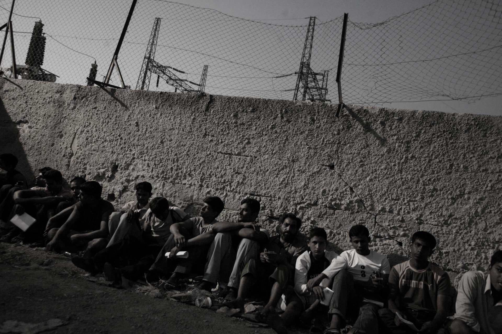 Μετανάστες περιμένουν να περάσουν την ακρόαση από το Τμήμα Αλλοδαπών, 2009. 