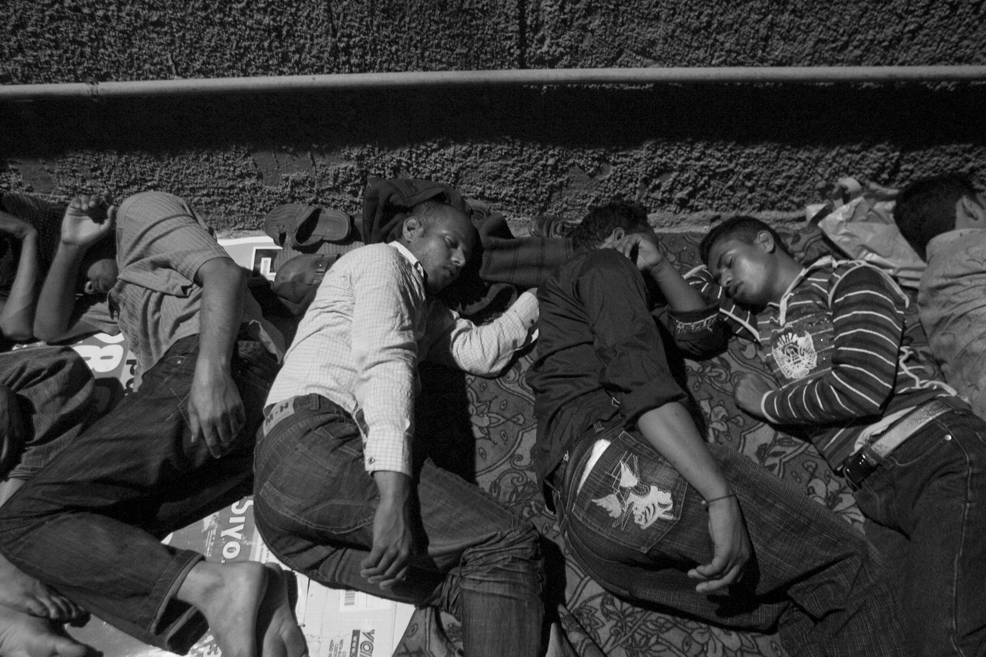 Μετανάστες περιμένουν να περάσουν την ακρόαση από το Τμήμα Αλλοδαπών, 2009. 