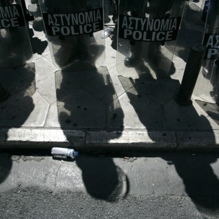 Ο Μάριος Λώλος, ο Μανώλης Κυπραίος και οι φωτορεπόρτερ που «τρομοκρατούν» τα ΜΑΤ