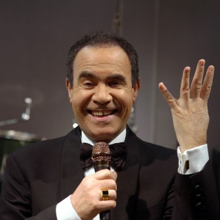 Ο ανακουφισμενος Τάσος Μπουγάς καλωσορίζει τον Αντώνη Παρασκευά και πάλι κοντά μας