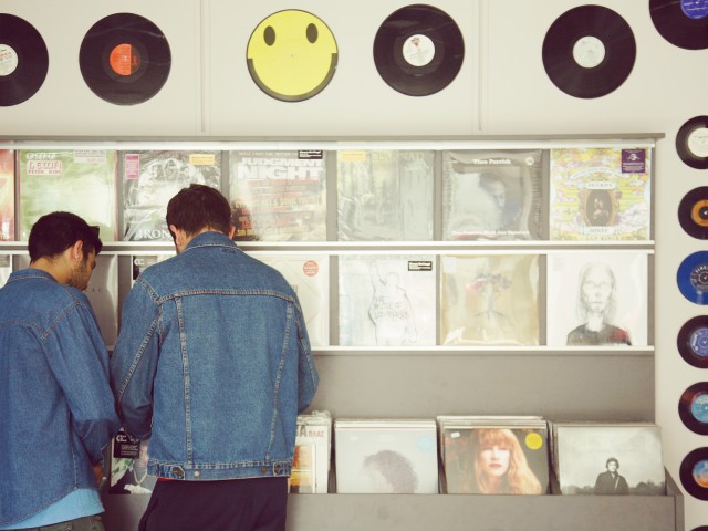 Στηρίξτε τον τοπικό σας έμπορο δίσκων