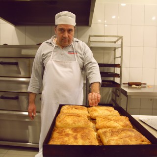 Η «θρυλική» μπουγάτσα του Ιορδάνη στα Χανιά