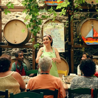 Η Κληματαριά μαθαίνει στους τουρίστες να φτιάχνουν μουσακά