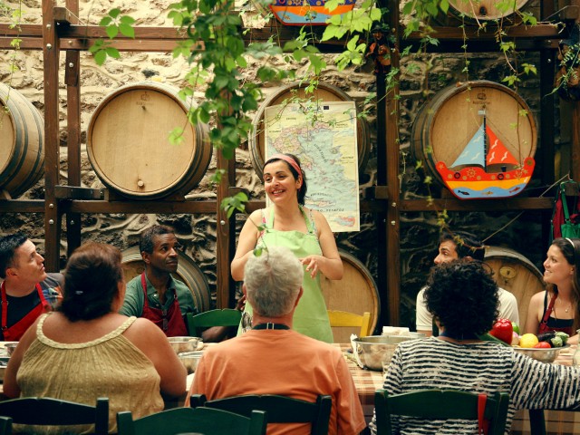 Η Κληματαριά μαθαίνει στους τουρίστες να φτιάχνουν μουσακά