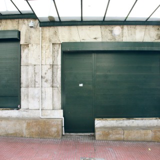 Τι κρύβεται πίσω από τα κατεβασμένα στόρια δίπλα στα λιγοστά ανθοπωλεία της Βουλής;