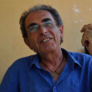 Ο Μάριο Ζόμερ χτίζει σπίτια στην Κρήτη με λάσπη και μουχλιασμένο κασέρι