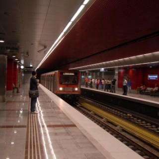 Νεαρός έπεσε στις ράγες του μετρό Δουκίσσης Πλακεντίας