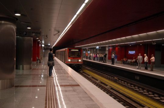 Νεαρός έπεσε στις ράγες του μετρό Δουκίσσης Πλακεντίας