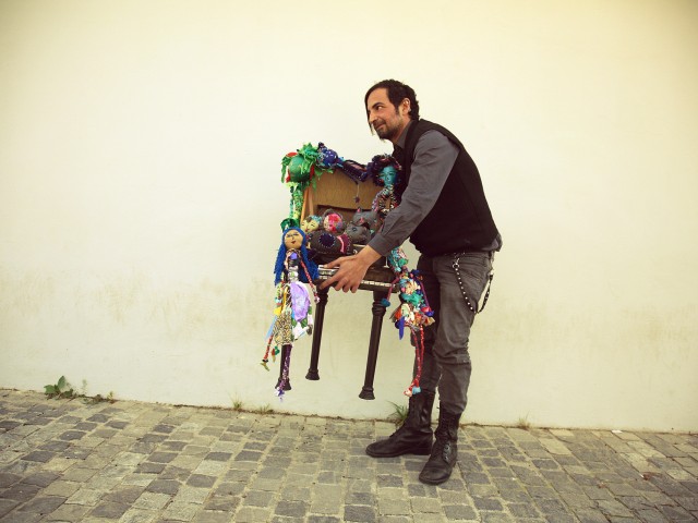 Ο Μανώλης φτιάχνει κούκλες από κουρέλια που συμβολίζουν την χαμένη μας παιδικότητα