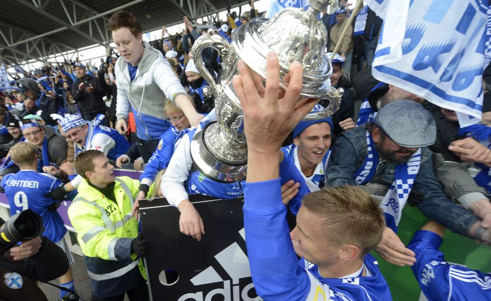 o arxigos antti okkonen sikwnei thn koupa