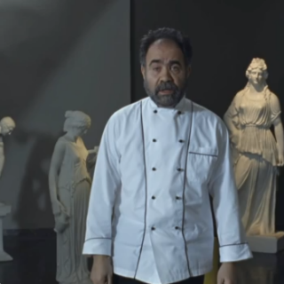 Ο Αντώνης Παρασκευάς τραγουδά Julio Iglesias