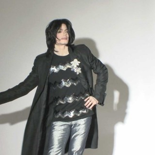 Η Popaganda στις Κάννες: Ο Michael Jackson ανοίγει το χoρό στο market