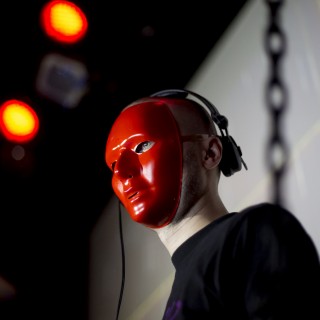 O άνθρωπος με την κόκκινη μάσκα ήταν χθες στην Αθήνα