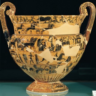 Μια αρχαία ελληνική ομορφιά κι ένα ξύλινο σκαμνί