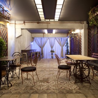 Συγγνώμη, μήπως ξέρετε που βρίσκεται η υπόγεια μυστική αυλή του κέντρου;