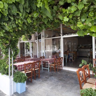 Η πρώτη ταβέρνα στην Αθήνα που λάνσαρε το μπιφτέκι κοτόπουλο