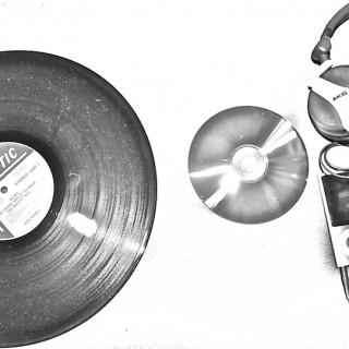 Αφού αγοράζετε βινύλια και κασέτες, γιατί δεν πηγαίνετε και στις δουλειές σας με άλογο;