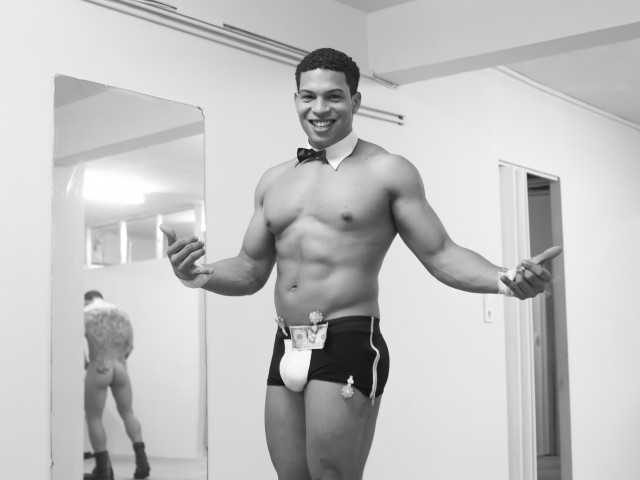 Πήγαμε στο πρώτο μαγαζί στην Αθήνα αποκλειστικά με ανδρικό στριπτίζ