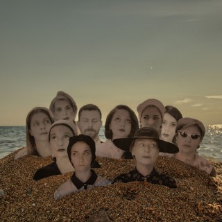 500 λέξεις για την παράσταση: “Ευτυχισμένες μέρες στους Τεφρούς Κήπους”