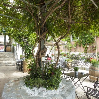 Το παλιό δημοτικό σχολείο της Καλλιδρομίου μεταμορφώθηκε σε καφενείο και γαλλικό μπιστρό